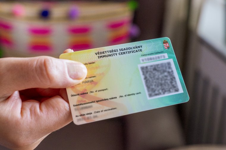 Két oltással május 1-jéig érvényesek az oltási igazolványok Magyarországon