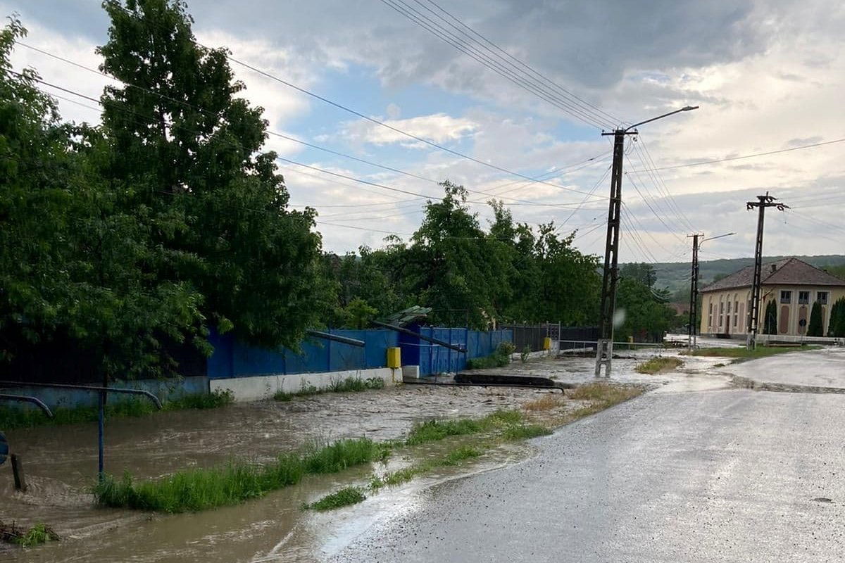 Dicsőszentmárton több utcájában gondot okozott a lezúduló csapadék &bullet;  Fotó: Maros megyei tűzoltóság