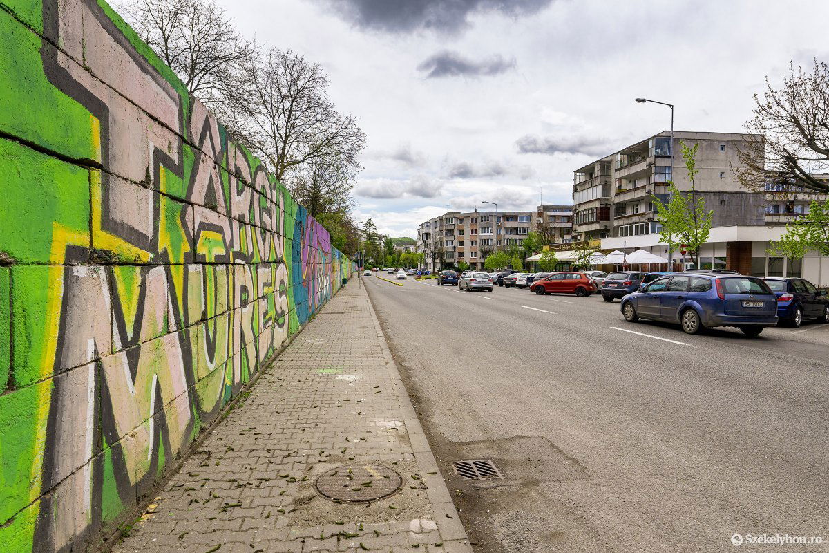 Marosvásárhelyen már van rá példa, hogy kiszínezték a szürke betonfalat •  Fotó: Haáz Vince