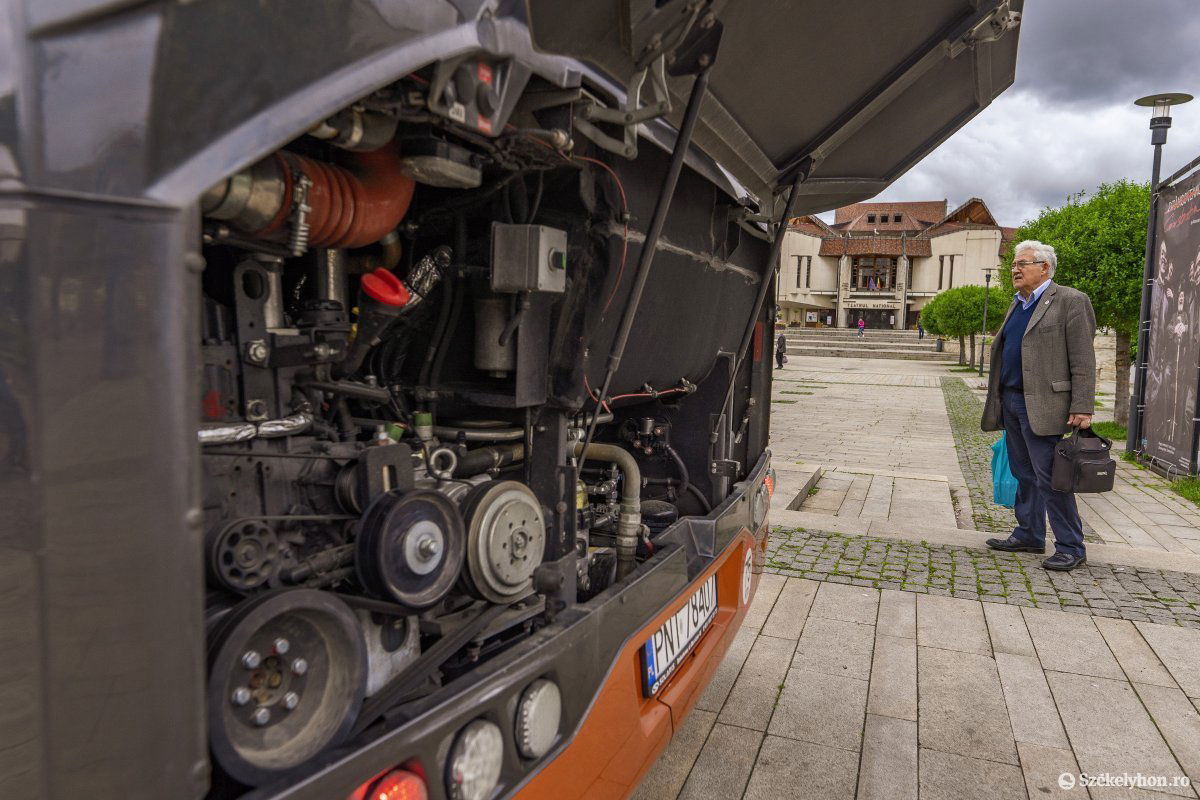 A hibrid busz belső alkatrészeit is meg lehetett tekinteni •  Fotó: Haáz Vince
