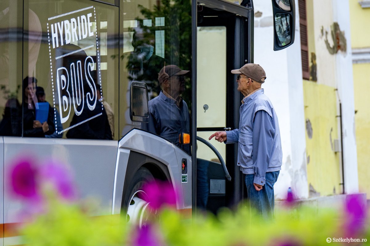Ismerkedés. A héten ingyen lehet utazni a hibrid busszal Marosvásárhelyen •  Fotó: Haáz Vince