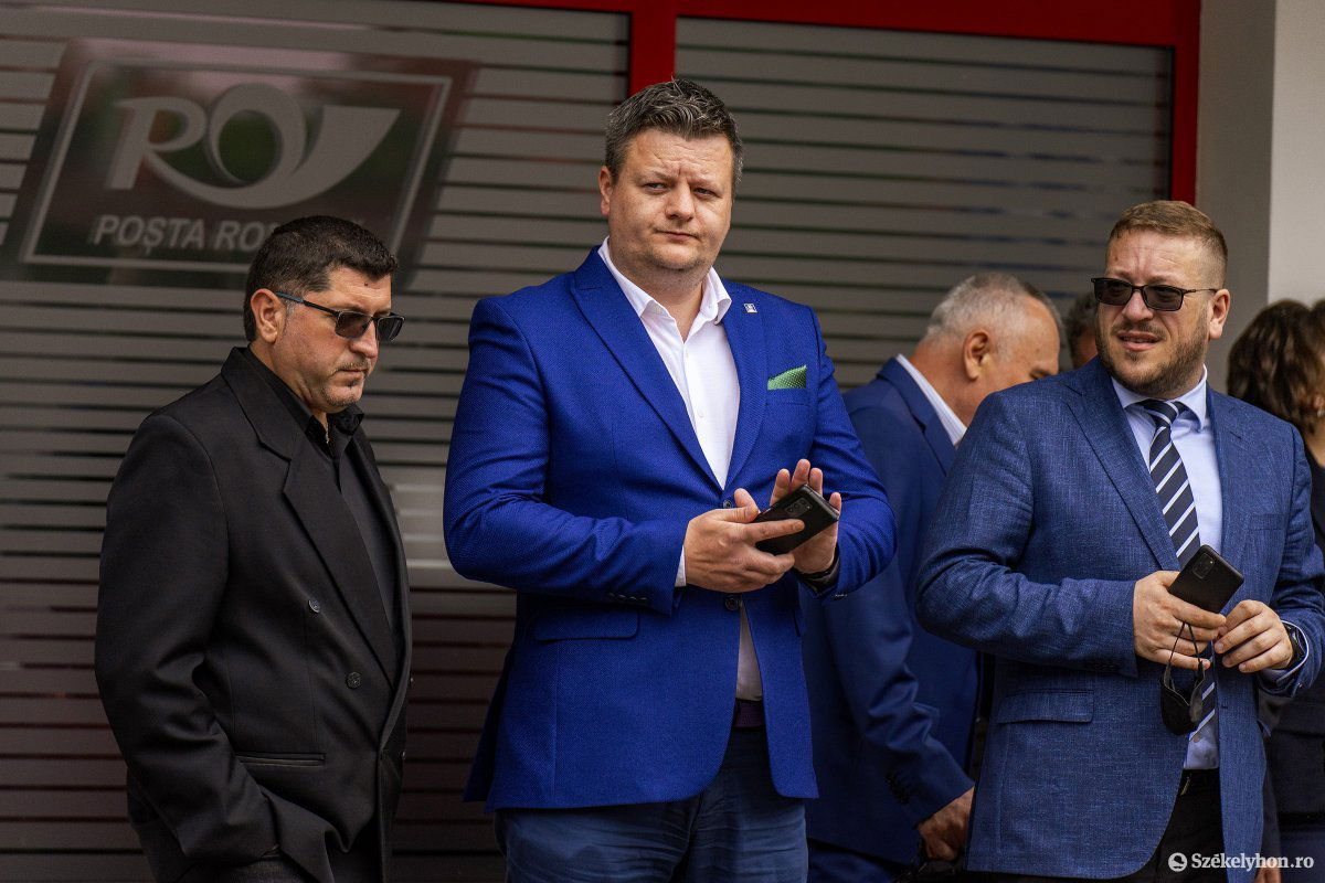Középen a vegyes családból származó alpolgármester •  Fotó: Haáz Vince