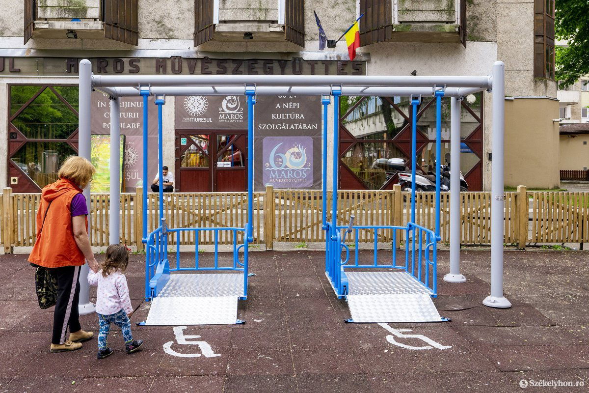 Bár ott van a felfestett kerekesszék-jelkép, de kevesen veszik figyelembe azt &bullet;  Fotó: Haáz Vince