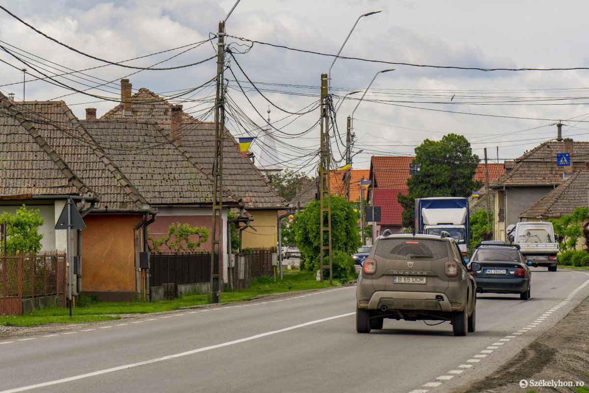 Nyárádtőn is elképzelhetetlen, hogy az autók egy sávval közelebb kerüljenek a házakhoz •  Fotó: Haáz Vince
