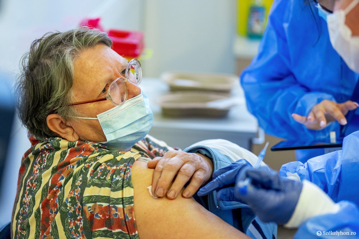 A háziorvosi rendelőkben történő immunizálás lehetősége vidéken igazán hasznos •  Fotó: Haáz Vince