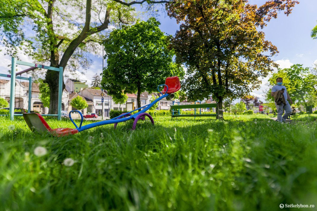 A Szentgyörgy-téri park és kis játszótér az egyik legelhanyagoltabb az egész városban •  Fotó: Haáz Vince