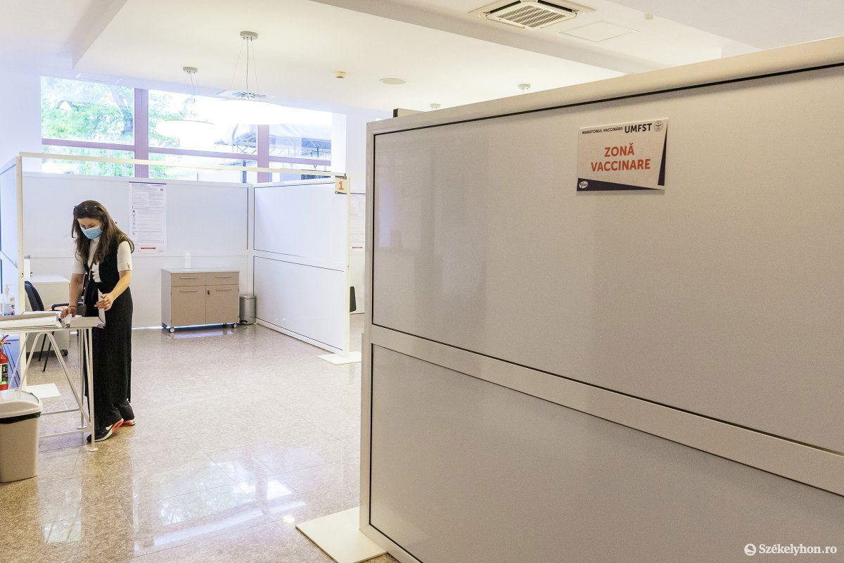 A gyógyszerészeti egyetem épületében alakították ki az ideiglenes oltóközpontot. •  Fotó: Haáz Vince