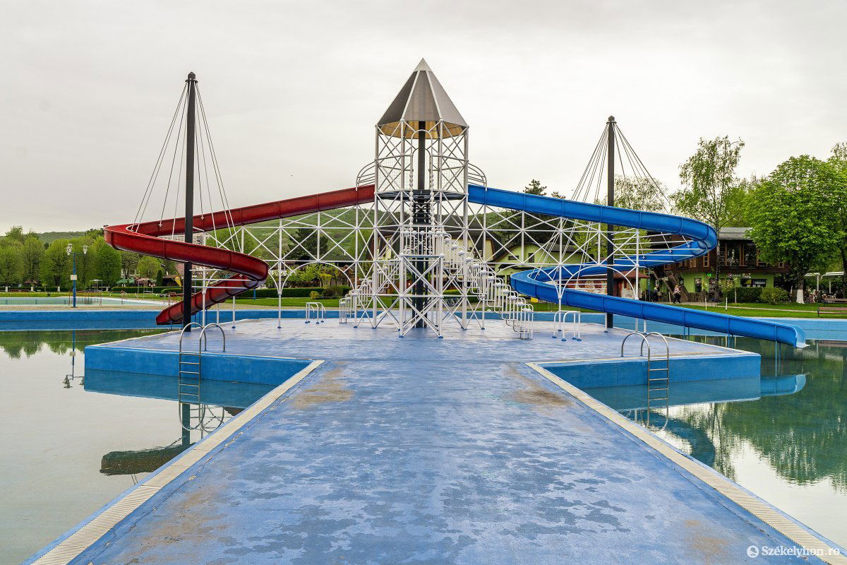 Kétoldalú megközelítés. A kerítésépítéssel lehetővé tennék az ingyenes belépést azoknak, akik nem szándékoznak igénybe venni a medencéket •  Fotó: Haáz Vince