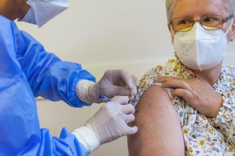 Egy brüsszeli bíróság a leszerződött koronavírus-oltások kifizetésére kötelezi Romániát