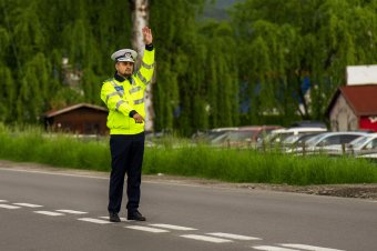 Szekérrel vontattak egy autót, amelyben ittas „sofőr” ült
