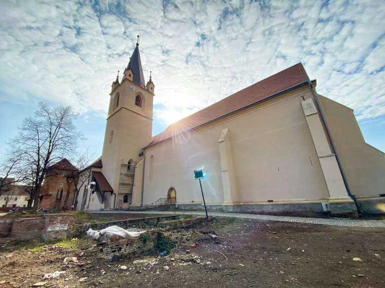 Csontok a Vártemplom szomszédságában, a lelkész provokációt sejt