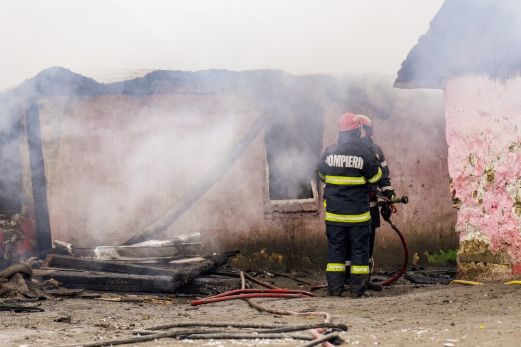 Menekülés a romatelepen égő házból