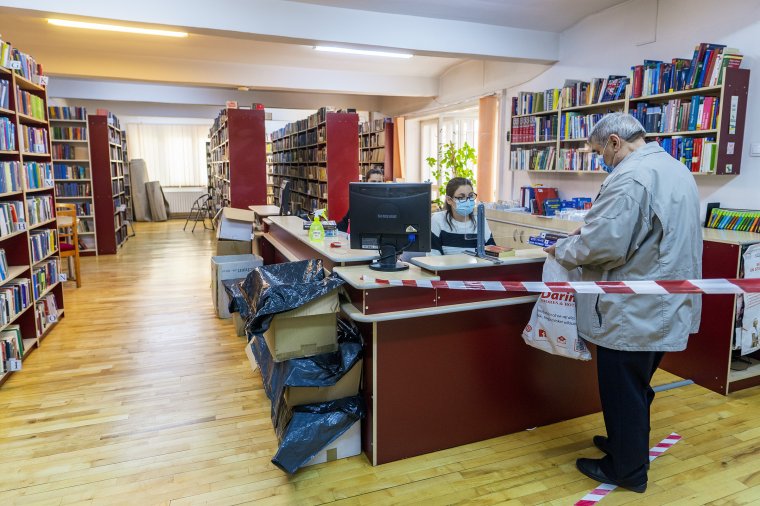 A törzsolvasók a járvány idején is ragaszkodnak a könyvtárhoz