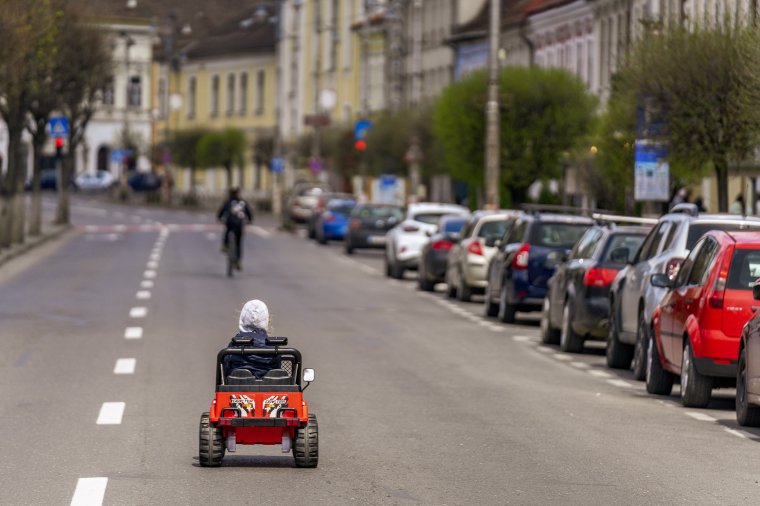 Módosítottak az eredeti elképzelésen, új időpontokban zárják le Marosvásárhely főterét