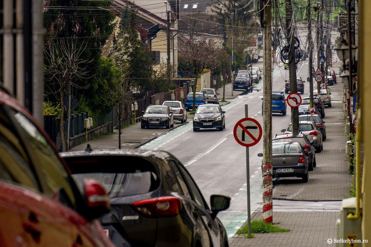 A Budai Nagy Antal utcában kerékpársávon és járdán is parkolnak az autók. Már nem sokáig? •  Fotó: Haáz Vince