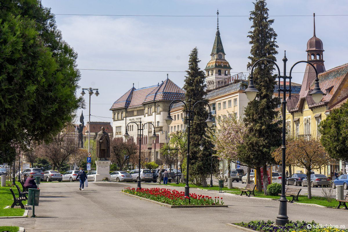 A központi sétány Színház téri oldalán továbbra is közlekedhetnek a járművek •  Fotó: Haáz Vince