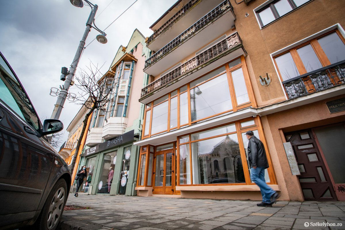 Az utolsó simításokat végzik a volt fodrászat épületében. Hamarosan beköltözhet az adóügyi hivatal egy része •  Fotó: Rab Zoltán