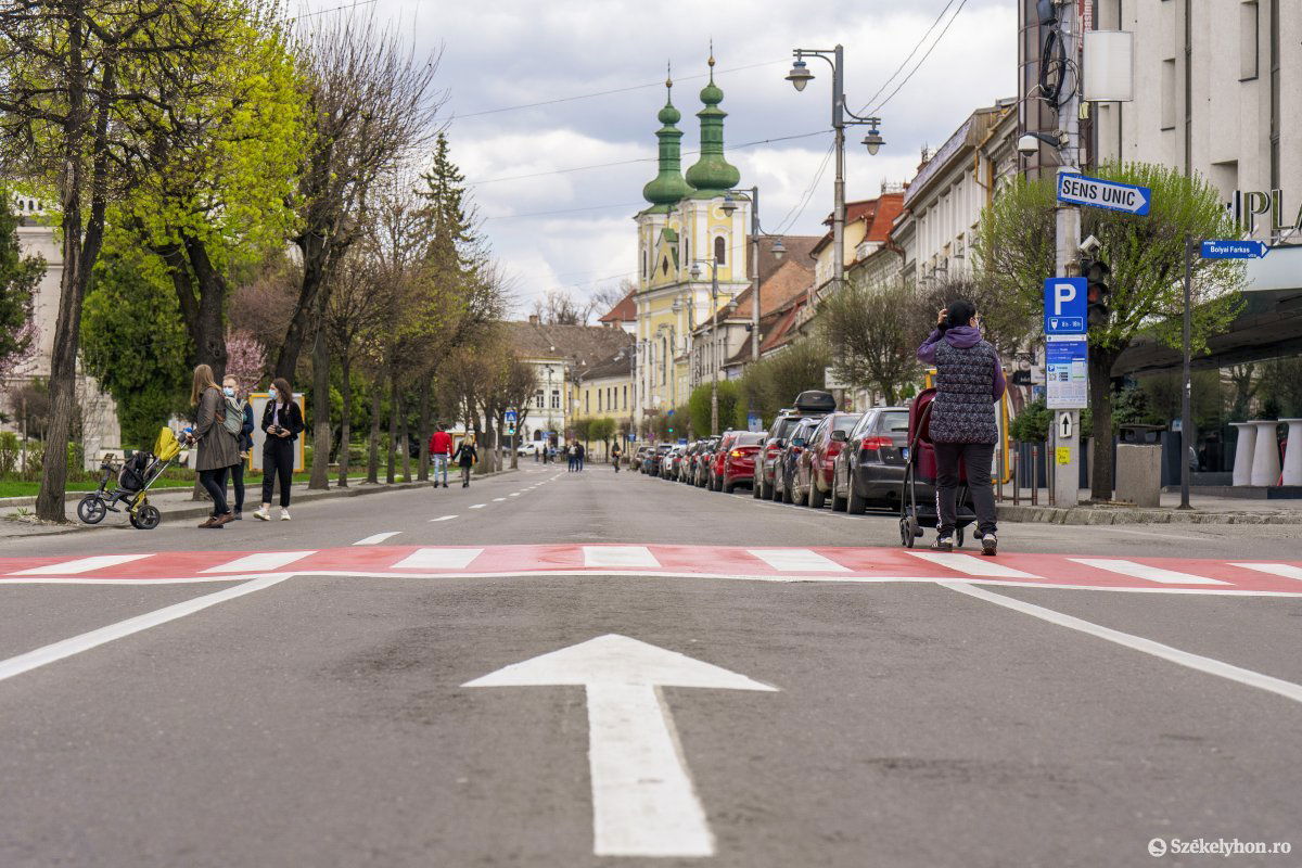 Kerékpárosok, gyalogosok használták ki az autómentes időszakot •  Fotó: Haáz Vince