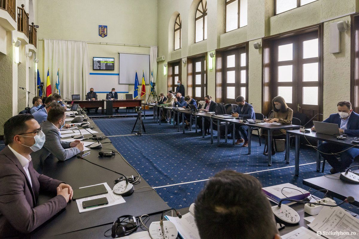 Teltház volt a pénteki rendkívüli tanácsülésen •  Fotó: Haáz Vince