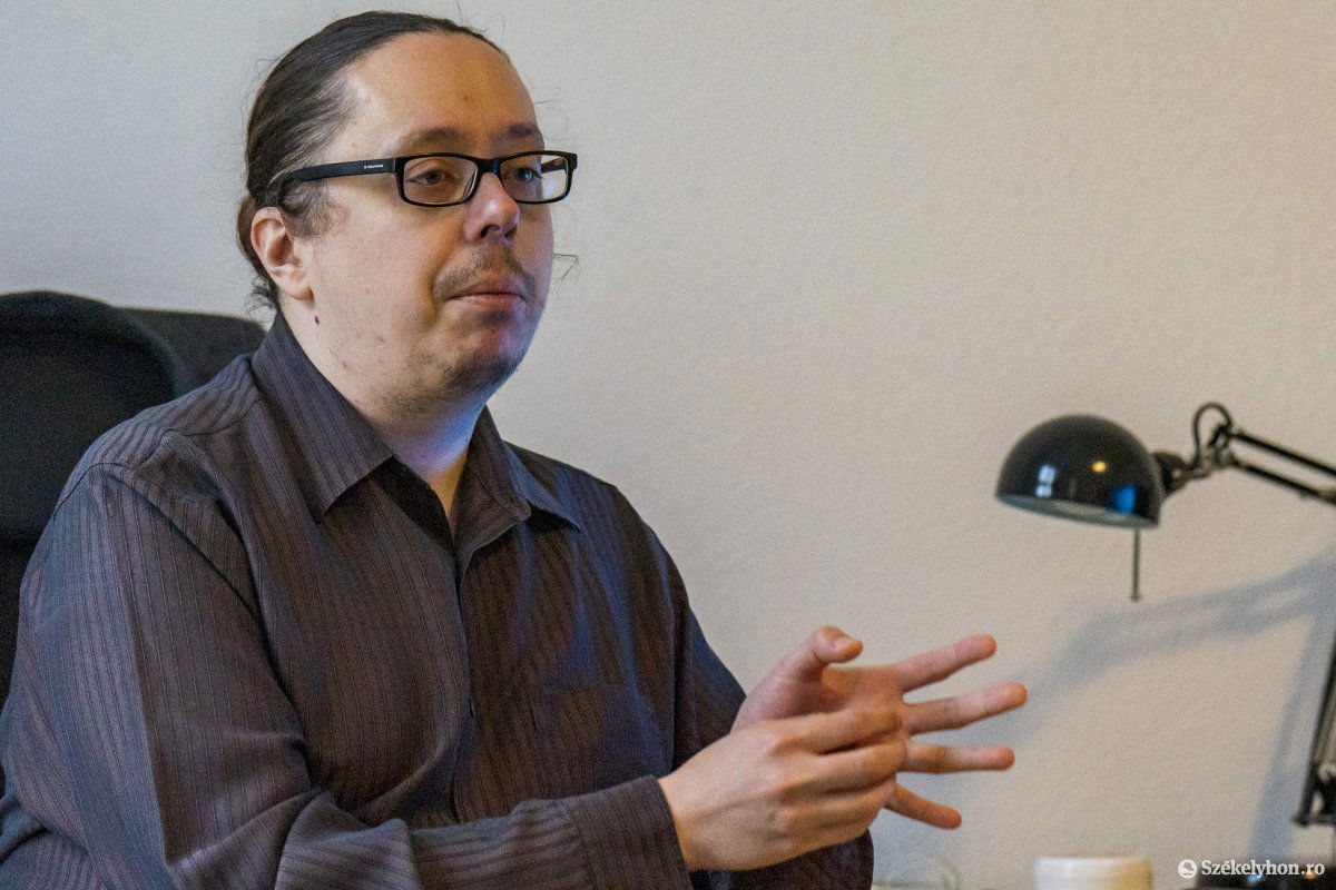 W. Szabó Péter, IT-szakember szerint az adatlopások általában úgy indulnak, hogy valamilyen módon egy kártékony szoftver bekerül egy olyan szolgáltatónak a belső rendszerébe, ami értékes adatokat tartalmaz •  Fotó: Haáz Vince