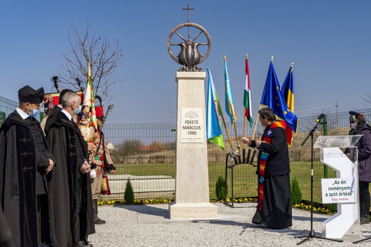 Felavatták a fekete március áldozatainak emlékművét