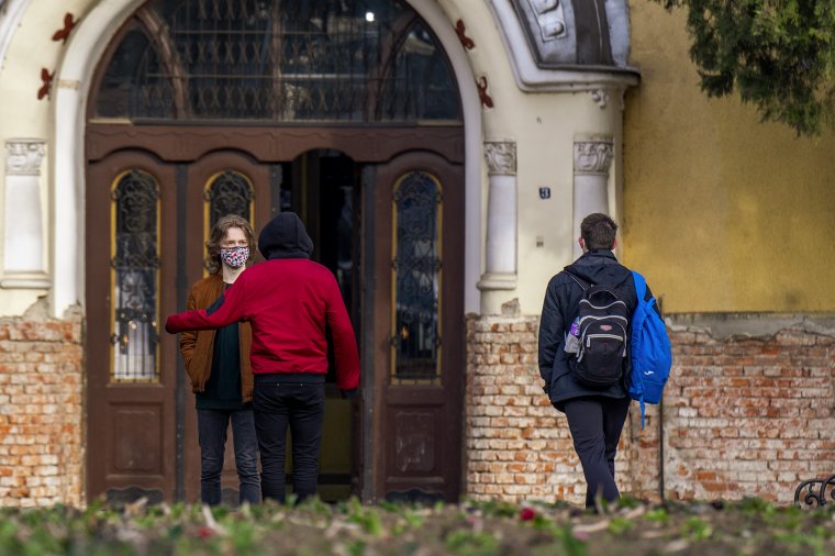 Az oktatási miniszter kéri, hogy a végzős osztályok diákjai is teljes létszámban térhessenek vissza az iskolapadokba