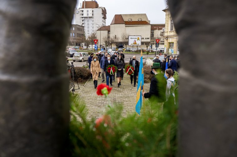 Csendben elhelyezett koszorúk Marosvásárhelyen