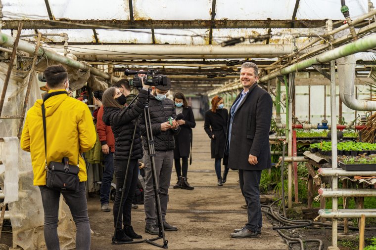 Tiszta vizet öntene a pohárba a virágkertészetnél (is) Soós Zoltán