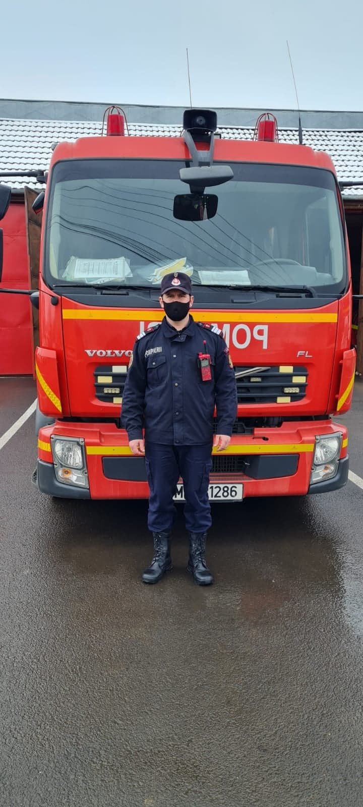 Alin Șumandea gondolkodás nélkül a bajbajutott segítségére sietett. &bullet;  Fotó: Maros megyei tűzoltóság