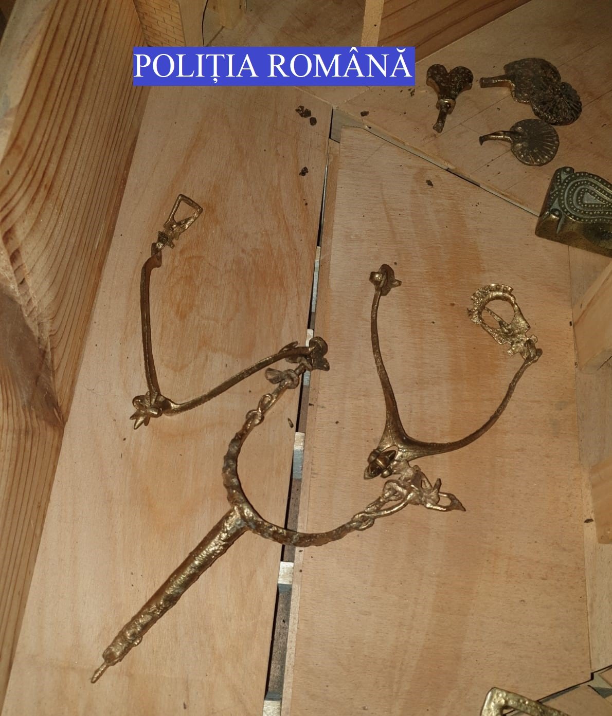 Több, régészeti lelőhelyről származó tárgy is előkerült a házkutatás során &bullet;  Fotó: Maros megyei rendőrség