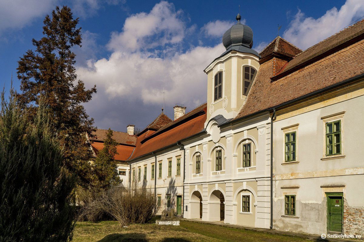 Görgényszentimre fő turisztikai látványossága a Rákóczi-Bornemisza kastély, amelyhez egy 17 hektáros dendrológiai park tartozik •  Fotó: Haáz Vince