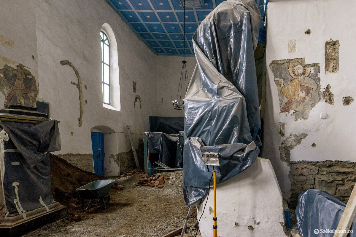 Történelmi kincsek sokasága került elő a templom restaurálásakor •  Fotó: Haáz Vince