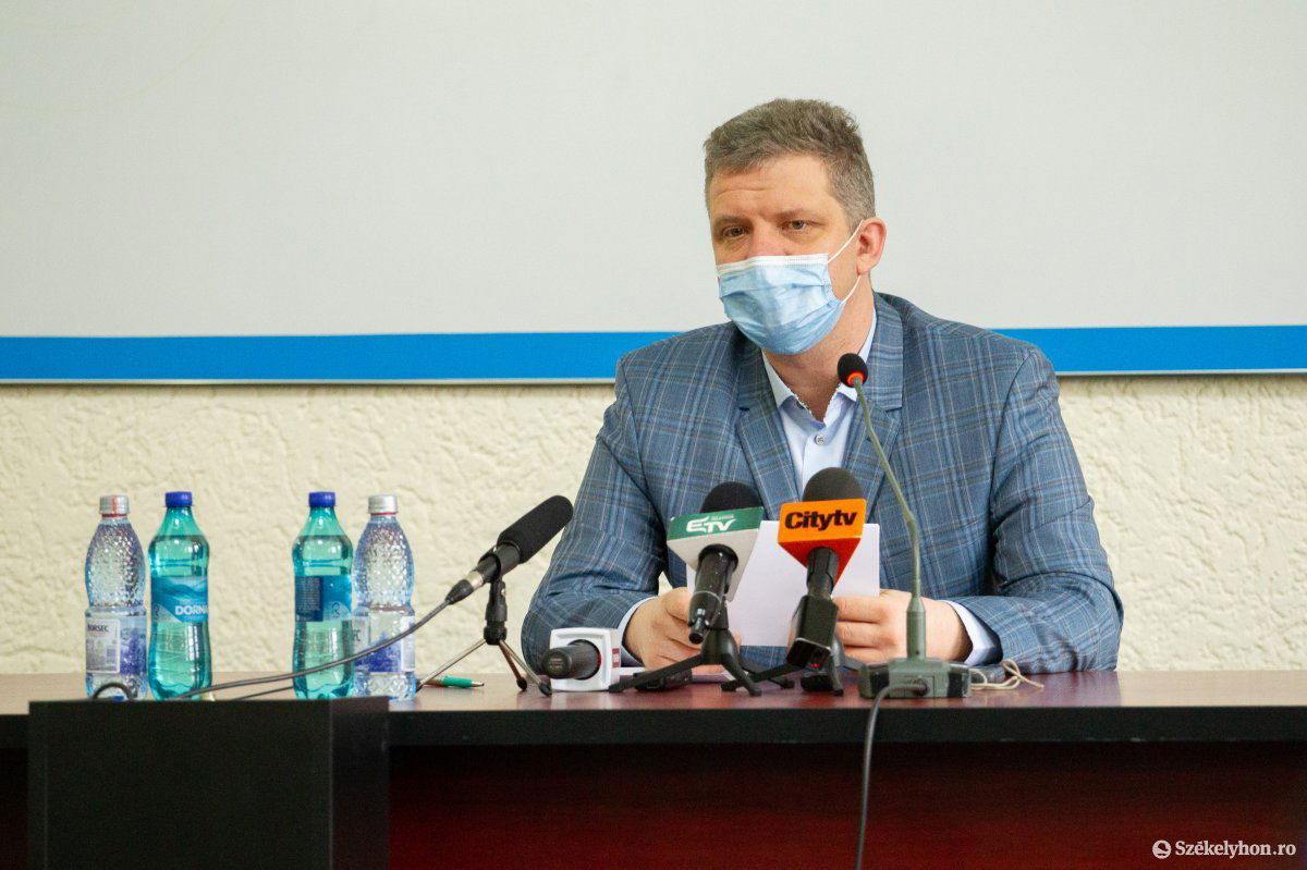 Soós Zoltán polgármester sajtóértekezlete. A régi városvezetés hagyatékaként egyre több csontváz esik ki a szekrényből • Fotó: Rab Zoltán