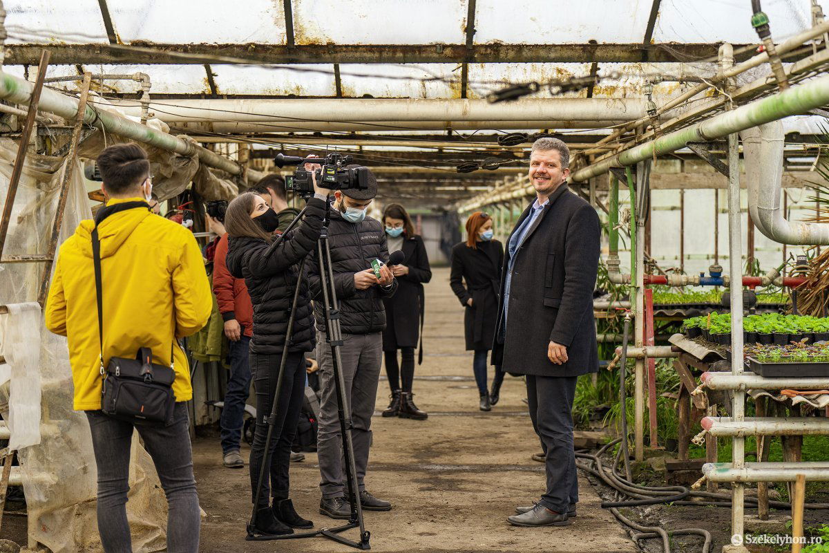 Soós Zoltán fontosnak tartja a város szó szerinti felvirágoztatását &bullet;  Fotó: Haáz Vince