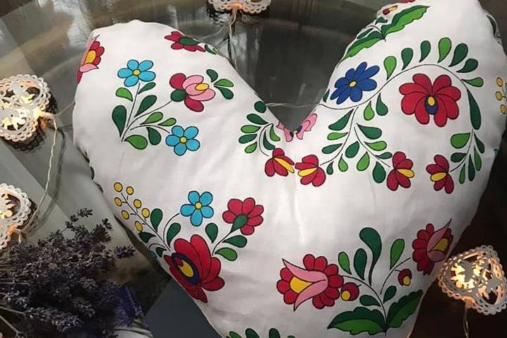 Székelyföldi útjára indult a szívpárna-mozgalom a mellműtéten átesett nők felkarolására