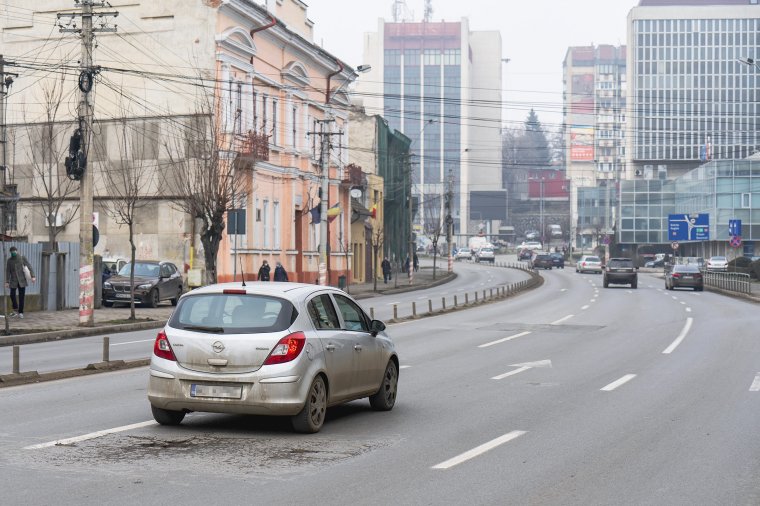 Éjszaka is kátyúznak Marosvásárhelyen