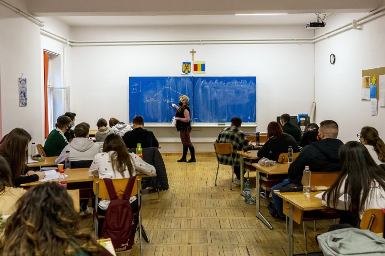 Jobban terjed a vírus a kamaszok körében, mint a kisgyerekek közt, de nem biológiai okokból