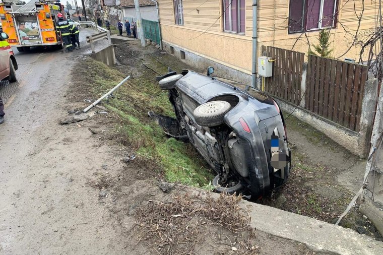 Gépkocsi lobbant lángra, autó sodródott árokba, haszongépjármű borult fel