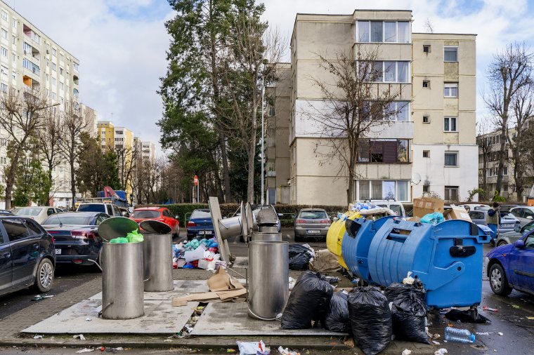 Előbb csak bezsákolták a szemetet, hogy ne legyen csúnya, aztán úgy alakult, hogy el is viszik