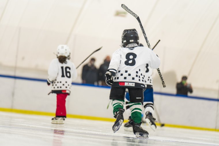 Elkezdődik a munka az újonnan átadott jégpályán