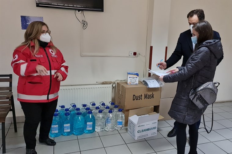Maszk- és kézfertőtlenítő-adományt kaptak a marosvásárhelyi oltóközpontok