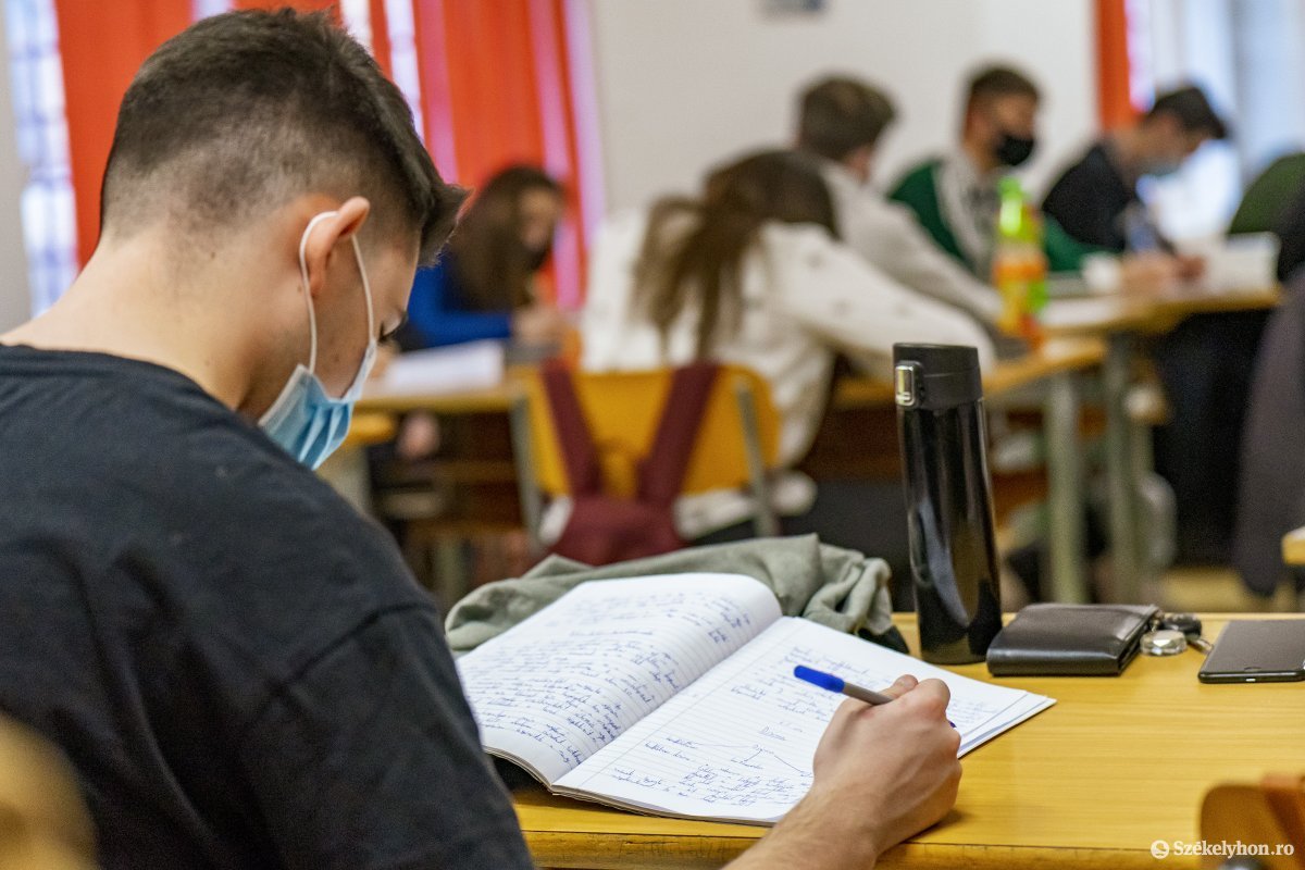 Az iskolai maszkviselést a tanárok és a tanintézetek járványügyi-felelősei tudják hatékonyan ellenőrizni •  Fotó: Haáz Vince
