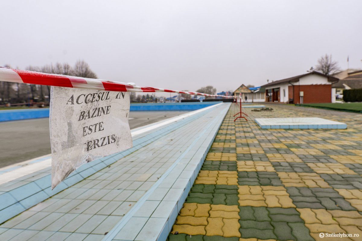 Partra vetve. Felirat is jelzi, hogy jelenleg tilos a medencék használata a Víkendtelepen •  Fotó: Haáz Vince