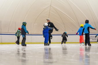 Már van jég, kezdődik a közkorcsolyázás és korcsolyaoktatás Marosvásárhelyen
