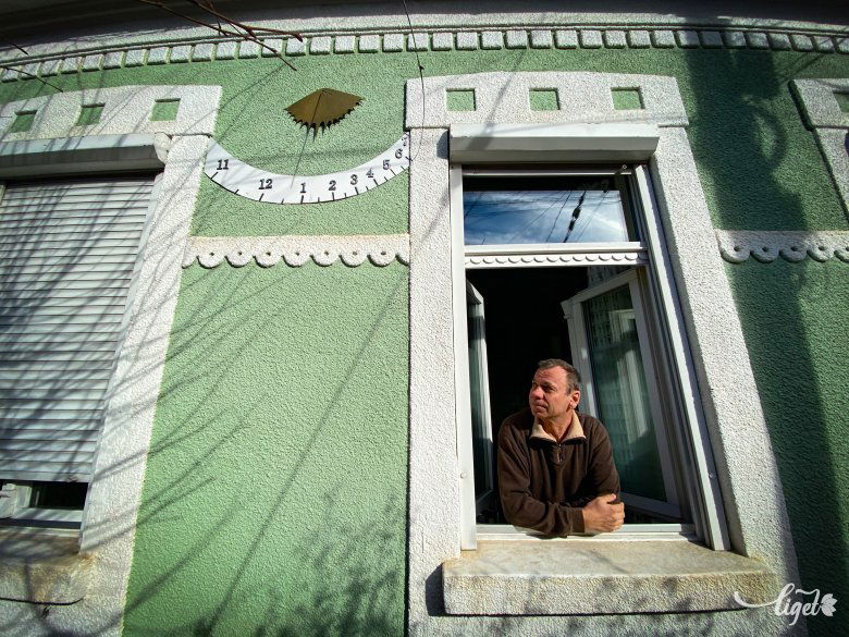 A pontos idő. Miholcsa Gyula saját készítésű napórája alatt •  Fotó: Rab Zoltán