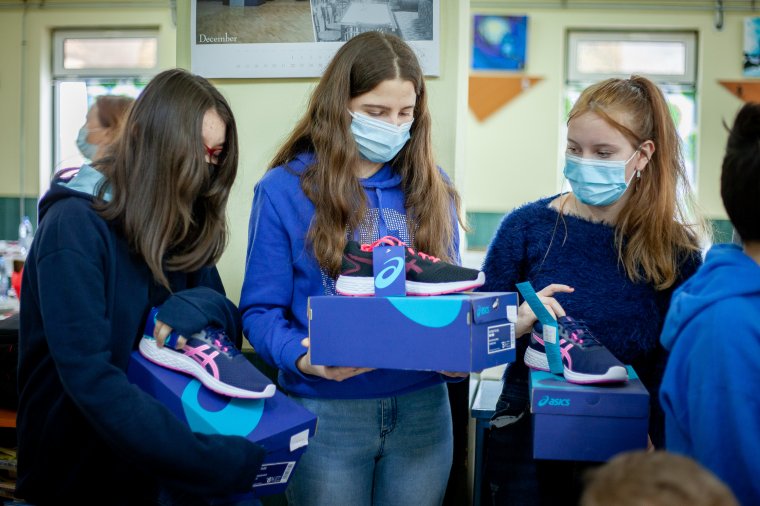 Egészség és közösségszervezés: átadták a száz pár sportcipőt a magyarfülpösi gyerekeknek