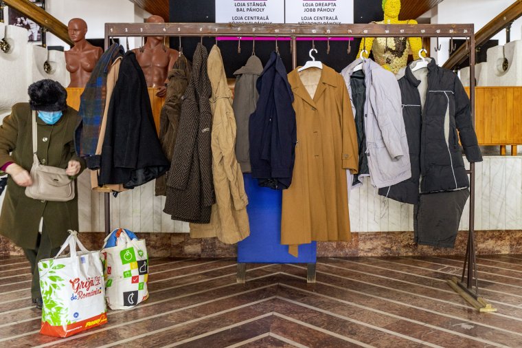 Télikabátot és cipőt vihetnek haza a marosvásárhelyi rászorulók