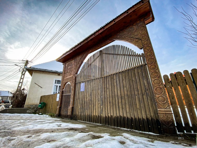 Felújításra szorul a mikházi Csűrszínház székely kapuja