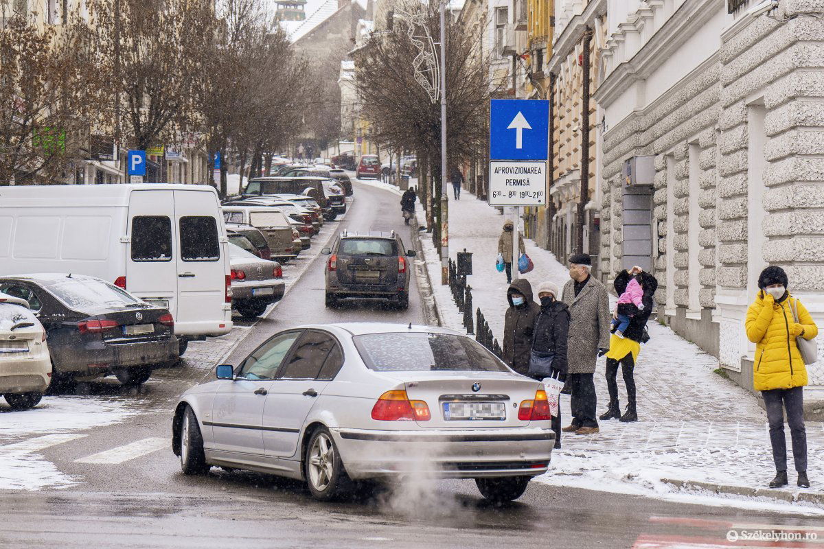 Meredek a Bolyai utca és nagy a gépkocsiforgalom. Nem mindenki örülne a változásnak • Fotó: Haáz Vince