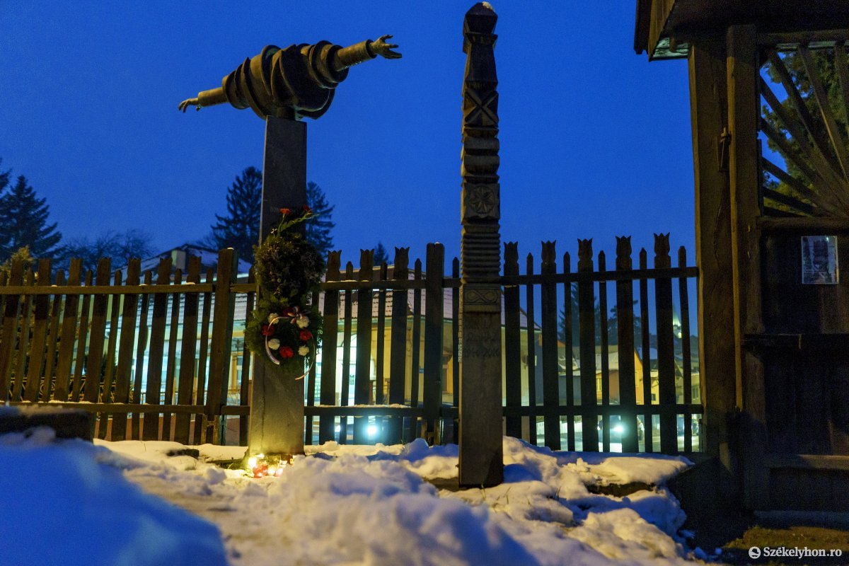A Don-kanyarban elesett hősök tiszteletére 2005-ben emelt emlékmű Marosvásárhelyen •  Fotó: Haáz Vince